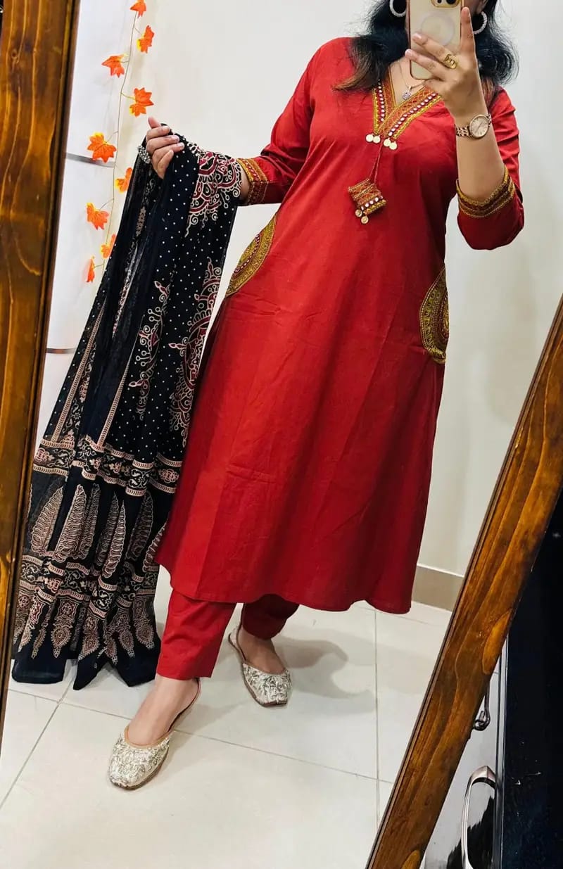 Maroon Kurta Set with Printed Black Dupatta