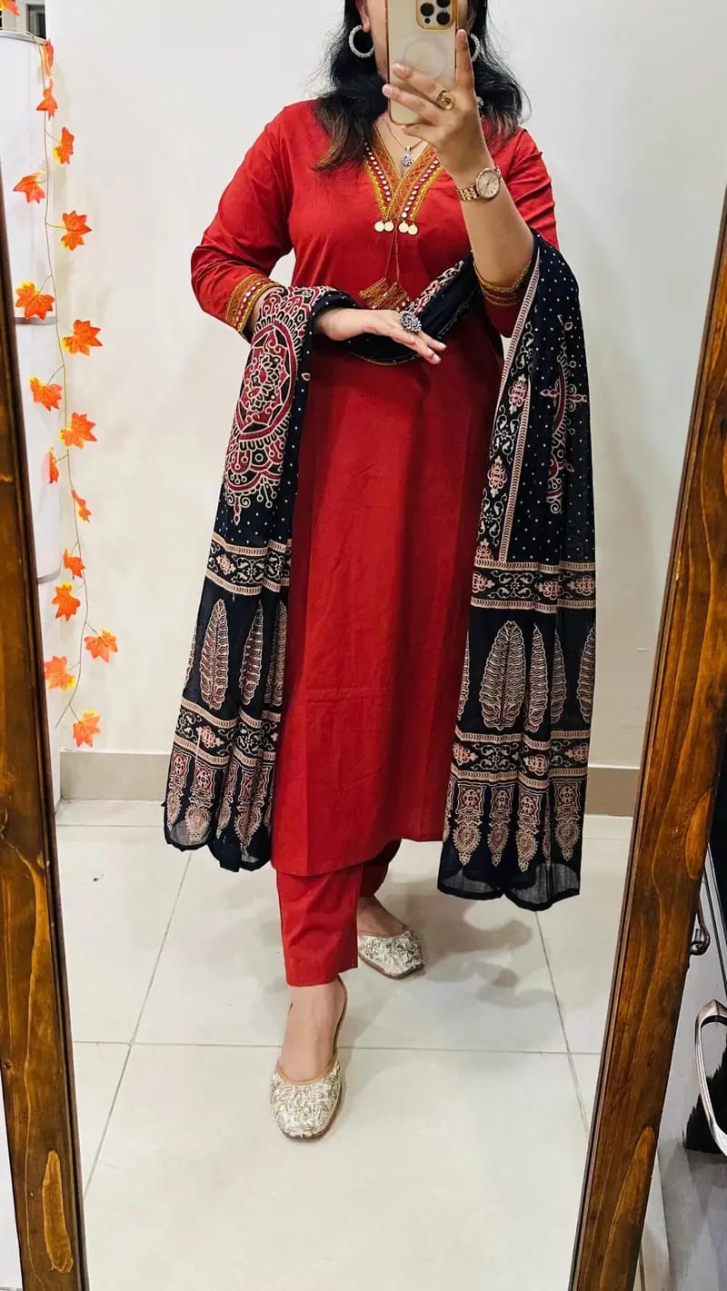 Maroon Kurta Set with Printed Black Dupatta